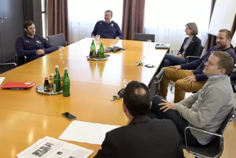 Die Rhein-Neckar Löwen kamen am Montag zur Redaktionskonferenz in die Räume der RHEINPFALZ und stellten sich den Fragen verschie