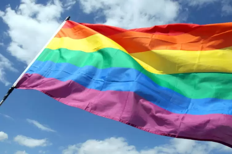 Die Regenbogenfahne gilt weltweit als Symbol für die Akzeptanz geschlechtlicher Vielfalt.