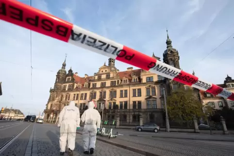 Noch nicht aufgeklärt: Räuber haben am 25. November 2019 kurz vor 5 Uhr in Dresden einen Stromkasten in Brand gesteckt, ein schm