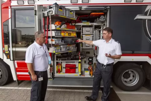 Werksicherheits-Chef Michael Bernhard (rechts) und Einsatzleiter Jürgen Busch zeigen ein Fahrzeug, dessen Beladung an die Bedürf