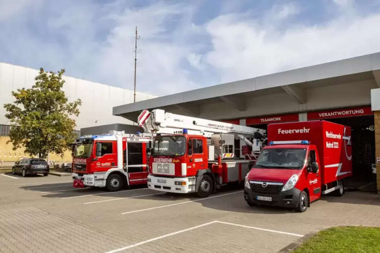 Der Fuhrpark der Werksfeuerwehr (von links) ein Hilfeleistungsfahrzeug mit Wassertank, ein Kranwagen samt Arbeitskorb und ein Tr