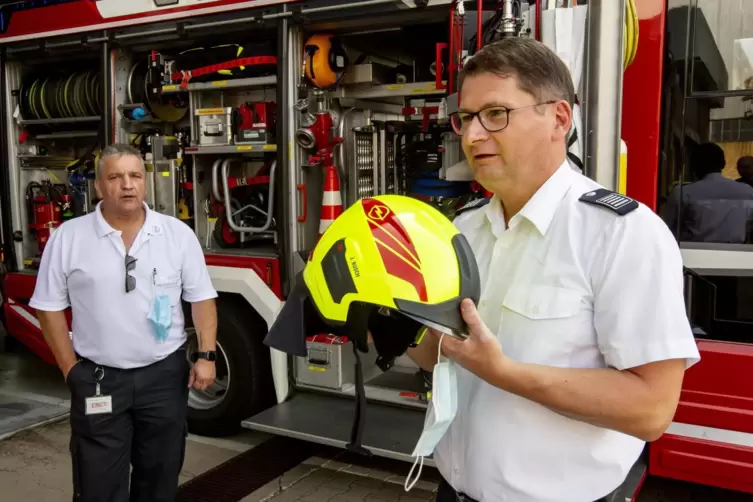 Werksicherheits-Chef Michael Bernhard (rechts) und Einsatzleiter J&uuml;rgen Busch sind froh, dass die Kollegen mit aktueller Ausr&uuml;st