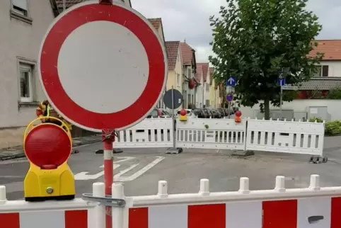 Gesperrt: die Zufahrt zur Lerchen- und Franz-Schubert-Straße gegenüber des Partnerschaftsplatzes in Waldsee.