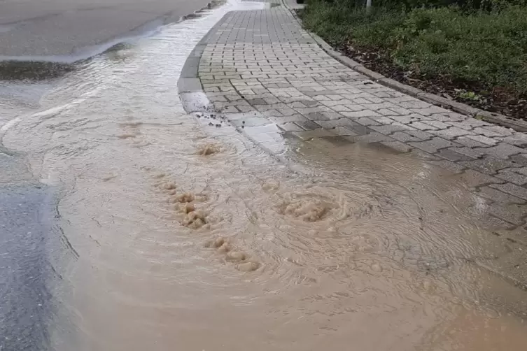 Sonntagvormittag: Wasser str&ouml;mt auf die Stra&szlig;e. 