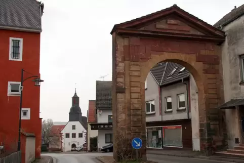 Das Hornbacher Stadttor könnte wieder eine Mauer bekommen. Dann müssten die Autos in beiden Richtungen durchs Tor fahren. 