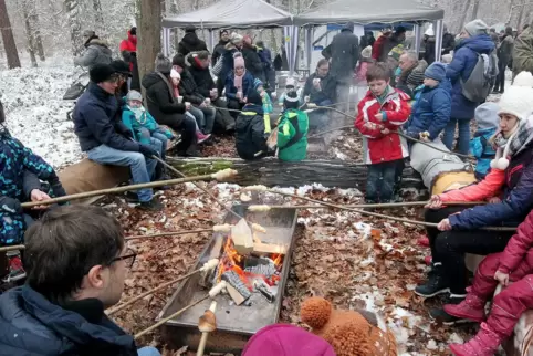 Stockbrot-Backen beim Weihnachtswaldbasar – das wird es dieses Jahr nicht geben.