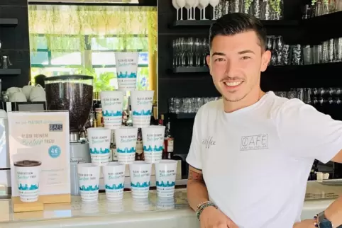 Neuer Projektpartner präsentiert die Mehrwegbecher: Dario Tolone und sein „Café am Museum“. Neuer Projektpartner präsentiert die Mehrwegbecher: Dario Tolone und sein „Café am Museum“.
