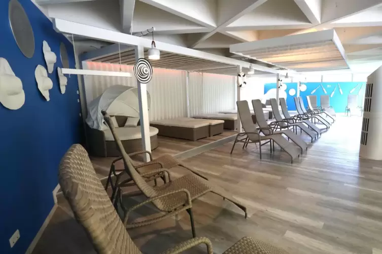 Die Zwangsschlie&szlig;ung wurde in der S&uuml;dpfalz-Therme unter anderem dazu genutzt, eine Strandlounge anzulegen.