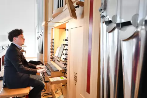 Daniel Beckmann spielt der Matz & Luge Orgel ein Ständchen.