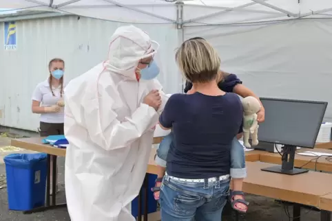 Im Juli: Abstrich an Kita-Kind vor der Halle 101. Heute kommen Abstrichteams an die Schulen. Im Juli: Abstrich an Kita-Kind vor der Halle 101. Heute kommen Abstrichteams an die Schulen.