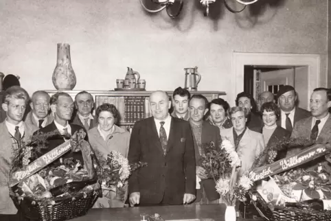  Im Rathaus wurden Georg Minges (links) und Georg Feuerbach (rechts) mit ihren Familien und Freunden von Bürgermeister Lintz (MI