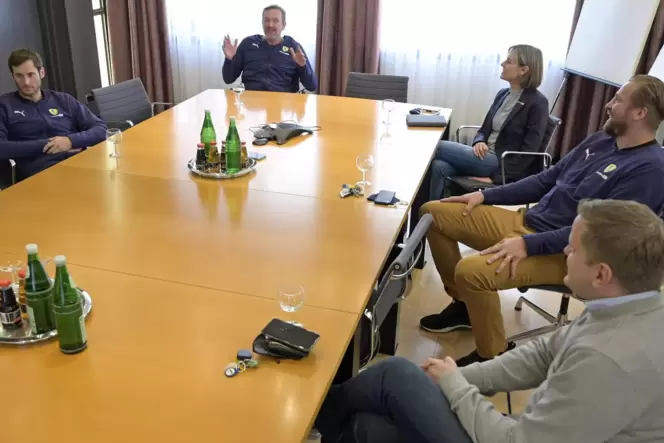 Die Löwen mit Uwe Gensheimer, Martin Schwalb, Jennifer Kettemann, Oliver Roggisch und Christopher Monz. Die Löwen mit Uwe Gensheimer, Martin Schwalb, Jennifer Kettemann, Oliver Roggisch und Christopher Monz.