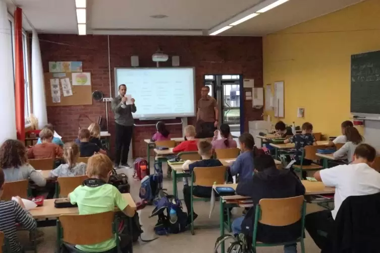 Unterricht mit Whiteboards, hier die Klasse 3b mit ihrem Lehrer Johannes Göttmann (l.) ist auch in Dahn seit einigen Jahren Allt