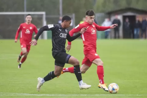 Schneller als sein Gegenspieler: FCK-U19-Spieler Shawn Blum (rechts). Er schoss das 1:1. Neben ihm David Udogu (FC Ingolstadt). 