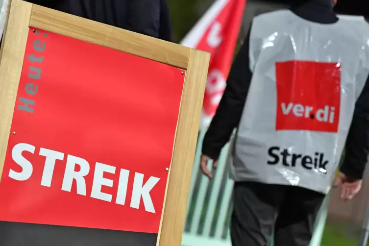 Die Gewerkschaft Verdi hat für Dienstag zu Streiks im öffentlichen Nahverkehr aufgerufen.