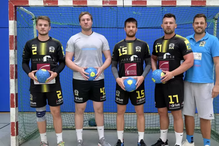 Am Freitag müssen sich die Zugänge des Handball-Oberligisten VTV Mundenheim beweisen. Dann geht die Runde los, von links: Tom Sc