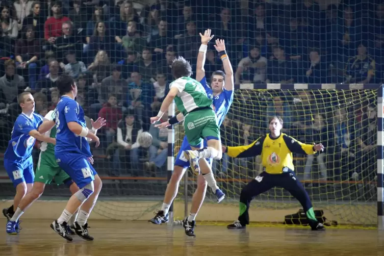 Bisher hatten die Ha&szlig;locher Handballer nur Drittliga-Heimspiele gegen Hochdorf in der Pfalzhalle ausgetragen (hier ein Spiel 201
