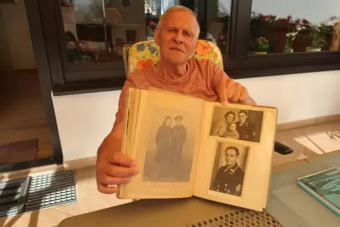 Die Bilder seiner Familie hat Reimar Petry aufbewahrt, das Bild oben im Album zeigt seine Eltern mit ihm als Baby und auf dem un