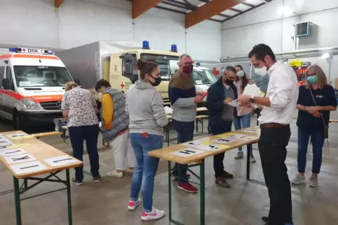 Kai Falke (vorne rechts) und die neuen Mitglieder des Suchdiensts des Deutschen Roten Kreuzes üben den Ernstfall im Katastrophen