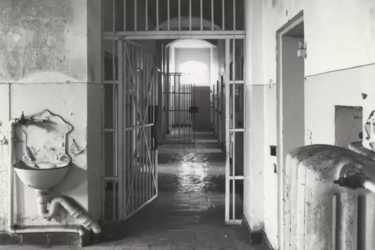 Im Gefängnis gab es unter anderem 13 Gemeinschaftszellen für vier bis sieben Häftlinge, 18 Einzelzellen und vier Krankenzimmer. 