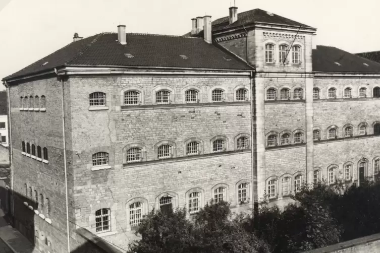 Ausgelegt war die Anstalt f&uuml;r 100 Straf- und Untersuchungsgefangene, doch schon bei der ersten Belegung im November 1851 wurden 