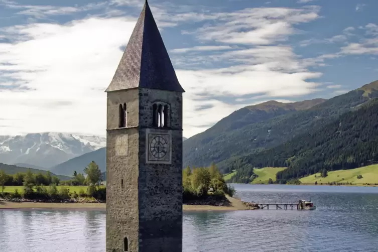Der Kirchturm von Alt-Graun am Reschenpass in Südtirol ist eines der Wahrzeichen der italienischen Region. Jetzt werden dort Ban