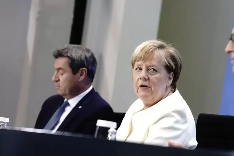 Informieren über die neuen Corona-Regeln: Kanzlerin Angela Merkel und Bayerns Ministerpräsident Markus Söder.