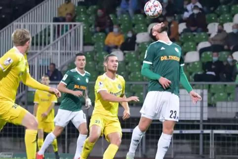 Erzielte das 2:2: Dennis Chessa (Bildmitte), hier mit Homburgs Stefano Maier (r.). Links lauert Dennis Krob. 