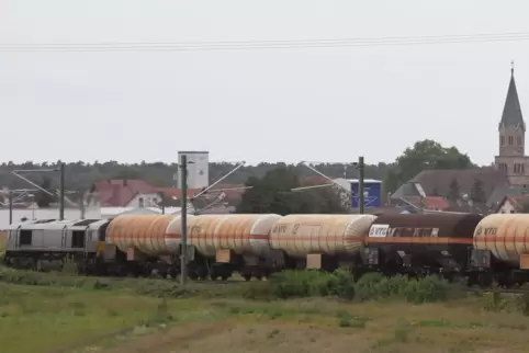 Einer der wenigen Güterzüge, die bereits linksrheinisch fahren, hier bei Rülzheim. 