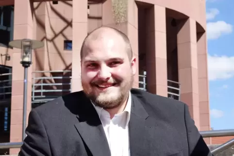 Glücklich vor seiner neuen Wirkungsstätte: Pfalztheater-Schauspieler Philipp Adam. 