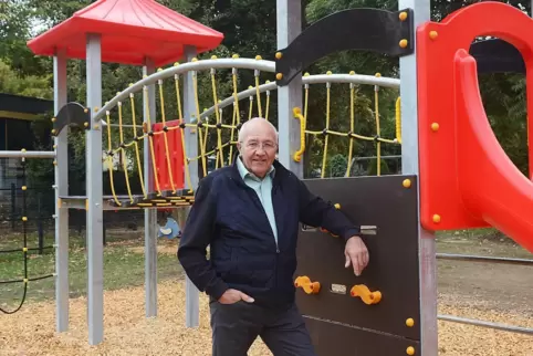 Bürgermeister Ralf Beisiegel am neuen Kinderspielplatz in Obermoschel.