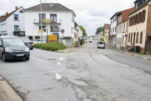 Hier geht ab Freitag nichts mehr: Blick aus der Pirminiusstraße nach links in die Homburger Straße nach Bierbach und nach rechts Hier geht ab Freitag nichts mehr: Blick aus der Pirminiusstraße nach links in die Homburger Straße nach Bierbach und nach rechts