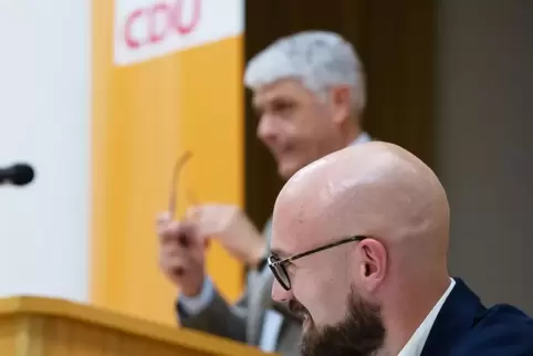 Als „großes politisches Talent“ bezeichnete der CDU-Kreisvorsitzende Bernhard Matheis (im Hintergrund) den Kandidaten Florian Bi