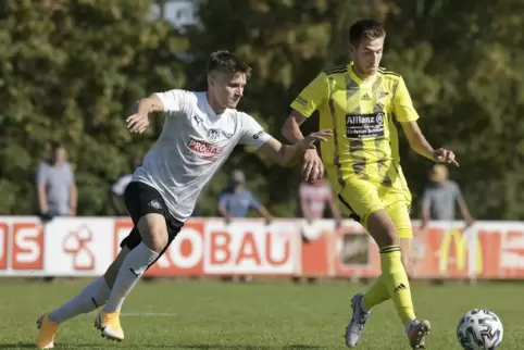 Adrian Malburg (links, hier im Duell mit Dudenhofens Jannik Styblo) hat sich bei der Arminia schnell einen Stammplatz erkämpft. 