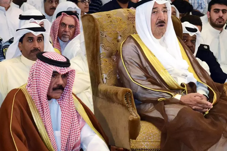 Auf den verstorbenen Emir Sheikh Sabah al-Ahmad (rechts) folgt der bisherige Kronprinz Sheikh Nawaf al-Ahmad (links). 