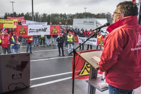 Bernd Löffler (vorne) ist bis 2023 als erster Bevollmächtigter der IG Metall wiedergewählt worden.