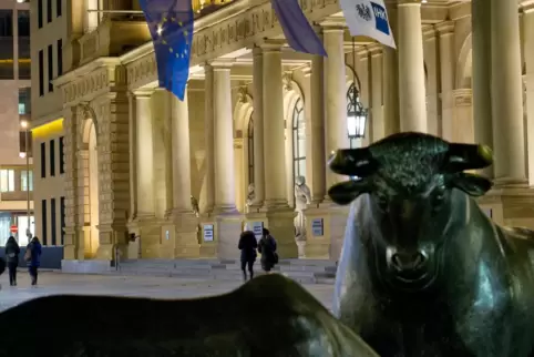 Die Spekulation mit Aktien – das Foto zeigt das Börsengebäude in Frankfurt – lässt so manchen vom ganz großen Geld träumen.