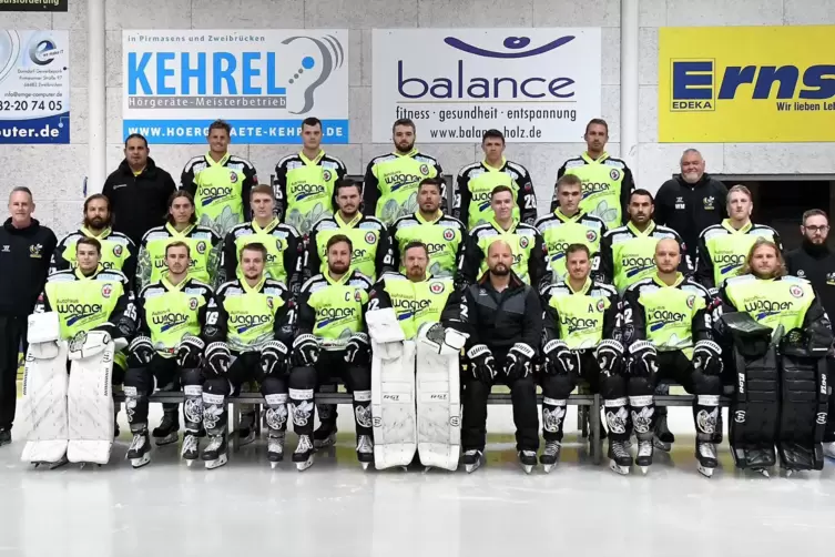 Geballte „Hornissen“-Stärke – mit dieser Truppe geht der EHC Zweibrücken die neue Saison an (vorne von links): Sebastian Harth, 