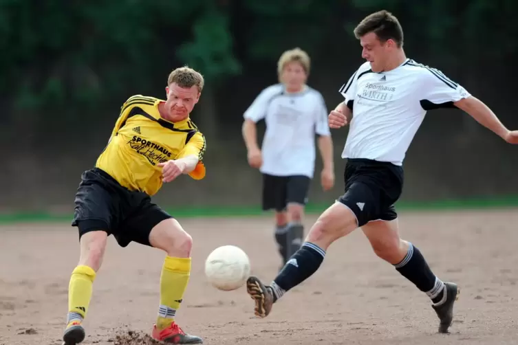 Zurzeit zum Zuschauen gezwungen: Sebastiaan Hucht, Spielertrainer des SV Kaulbach-Kreimbach (links, hier attackiert vom Reichenb