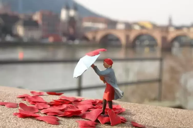 Die Perspektive macht’s: Street Still mit Miniatur-Plastikfigur von Susanne Ochs.