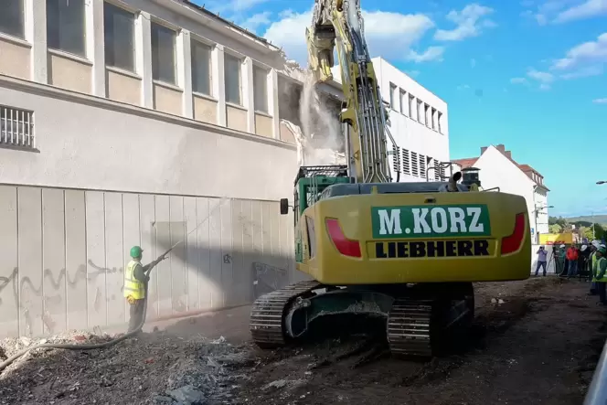 Sechs Wochen sind für den Abriss der früheren Kaufhalle veranschlagt. Sechs Wochen sind für den Abriss der früheren Kaufhalle veranschlagt.