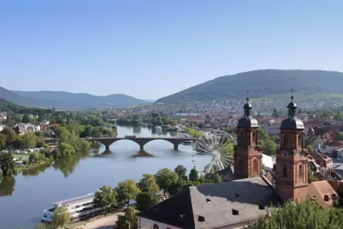 Miltenberg am Main: Blick von der Mildenburg; rechts die Stadtpfarrkirche St.Jakobus d.Ä.