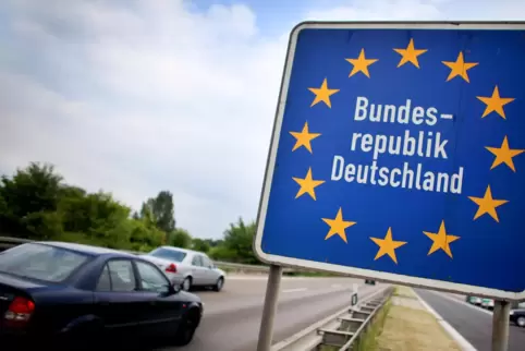 „Für Ein- und Ausreisen aus Risikogebieten wird es einheitliche Regelungen in ganz Deutschland geben“, betonte Dreyer. 