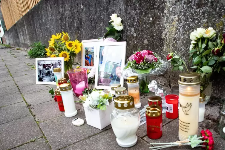 An der Stelle in der Marienstraße, an der der 40-Jährige verblutete, wurden Blumen und Kerzen abgestellt.