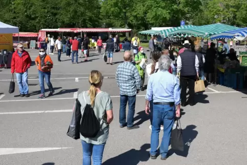Beim Wochenmarkt läuft’s schon: Stände auf dem Festplatz – Vorbild für ein „Weihnachtsdorf“? Beim Wochenmarkt läuft’s schon: Stände auf dem Festplatz – Vorbild für ein „Weihnachtsdorf“?