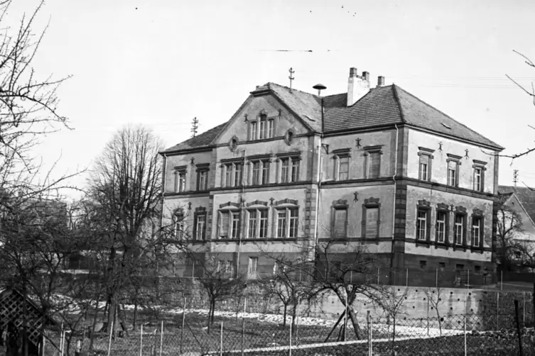 Von au&szlig;en wenig ver&auml;ndert: So sah das Geb&auml;ude aus, als es noch Schulhaus war. 