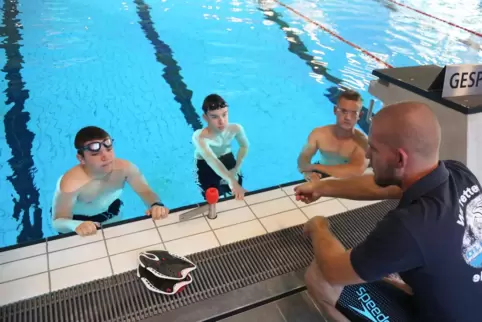 Zum ersten Training nach vier Jahren Umbauzeit trafen sich Mitglieder der DLRG-Ortsgruppen Altenglan und Kusel im Kuseler Vitalb