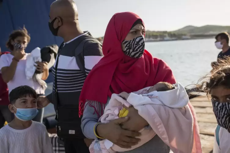  Flüchtlinge aus dem niedergebrannten Lager Moria auf Lesbos und von anderen griechischen Inseln stehen im Hafen von Lavrio bei 