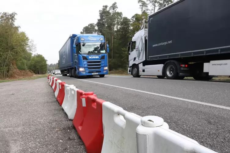 Gesperrte Haltebucht an der B9.