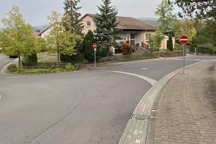 Verboten bleibt in jedem Fall die direkte Einfahrt in die Bergstra&szlig;e von oben.